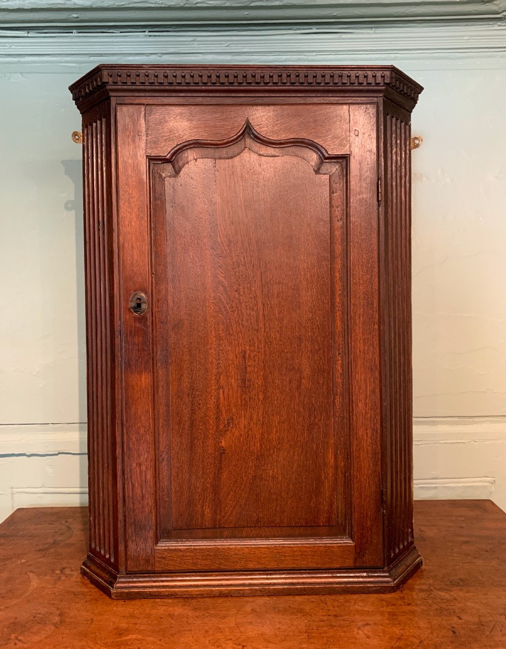 Georgian oak wall hanging corner wall cupboard of good colour