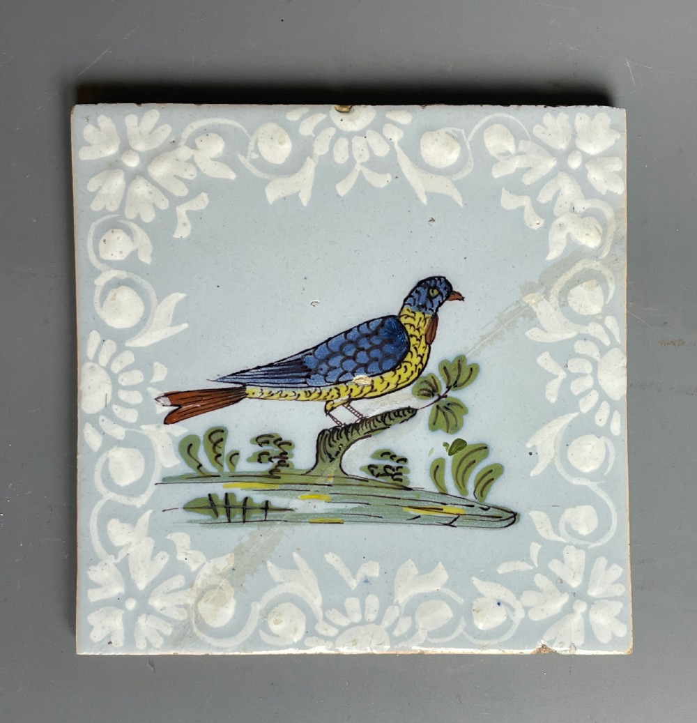 Bristol Delft bianco-sopra-bianco polychrome tile circa 1760