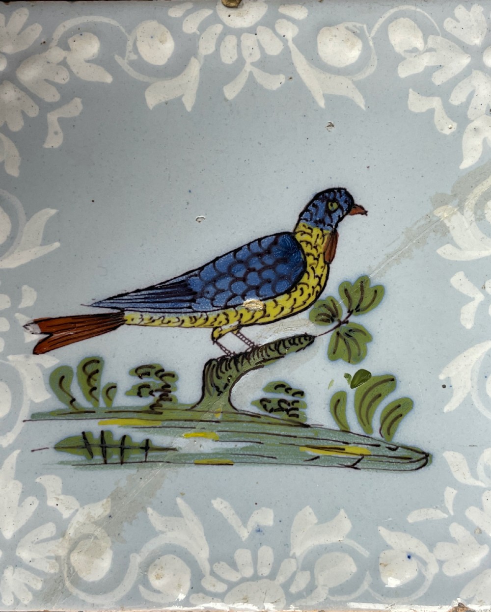 Bristol Delft bianco-sopra-bianco polychrome tile circa 1760 View II