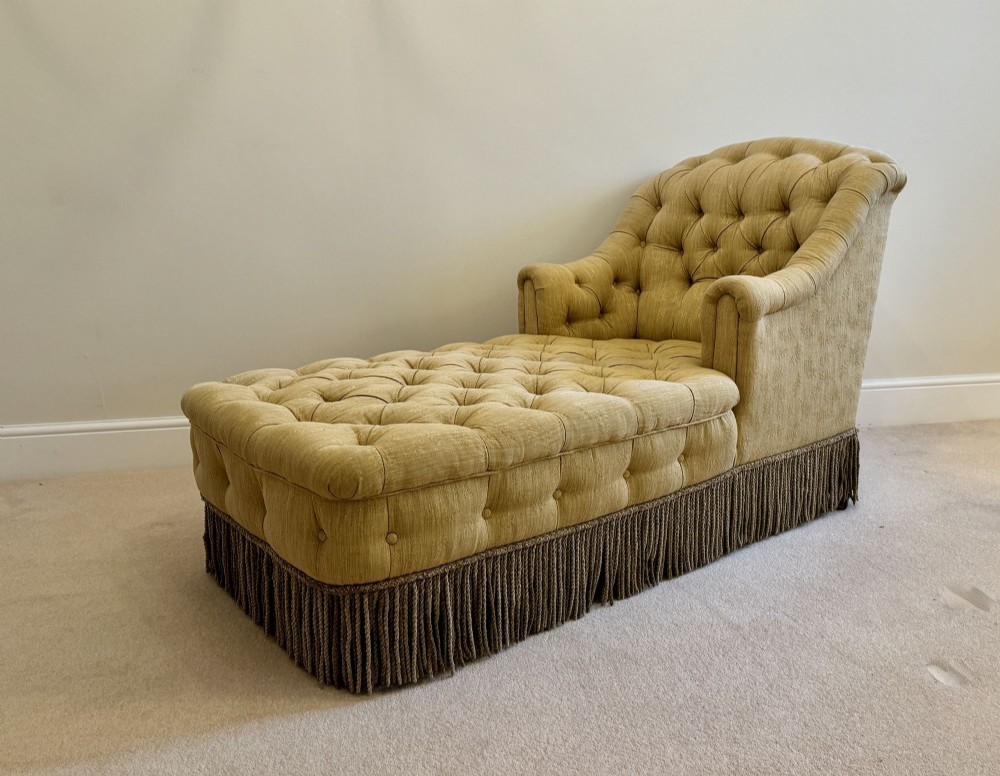 Victorian Button Upholstered Chaise Longue Daybed of Country House Proportions