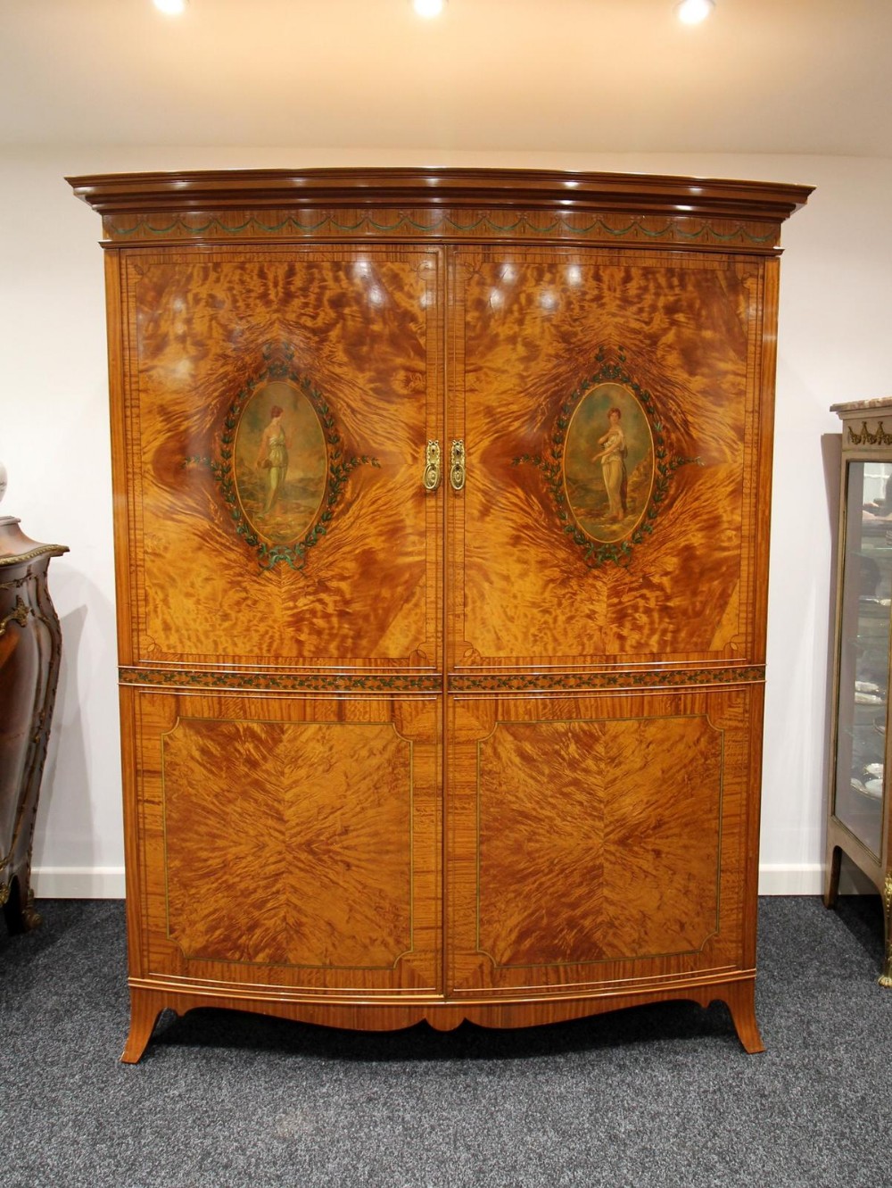 A SUPERB QUALITY SATINWOOD PAINTED BEDROOM SUITE 