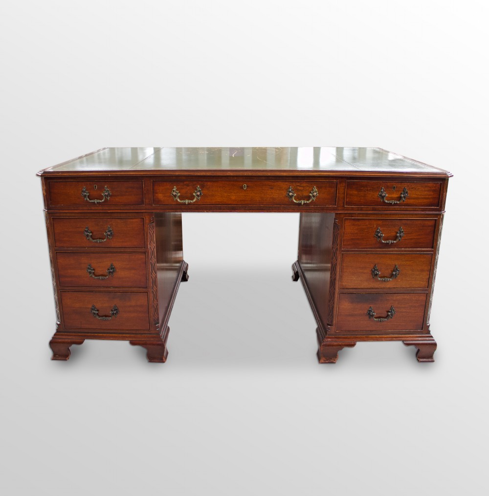 GEORGIAN STYLE MAHOGANY PEDESTAL DESK  View IV