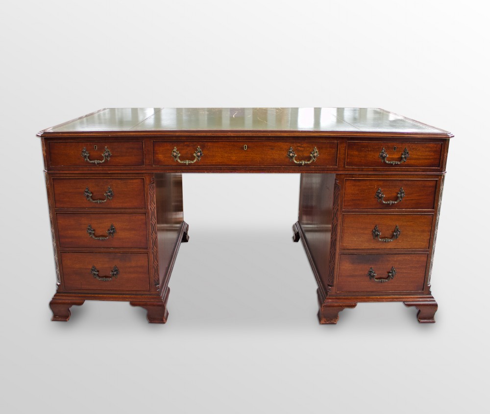GEORGIAN STYLE MAHOGANY PEDESTAL DESK 