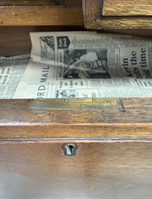 LARGE VICTORIAN MAHOGANY CHEST OF DRAWERS ANTIQUE 19TH CENTURY STORAGE UNIT - ADDITIONAL PHOTO 6