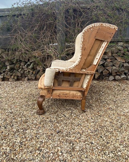 A LARGE SCALE CARVED OAK WING CHAIR - ADDITIONAL PHOTO 2