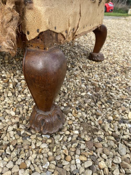 A LARGE SCALE CARVED OAK WING CHAIR - ADDITIONAL PHOTO 3