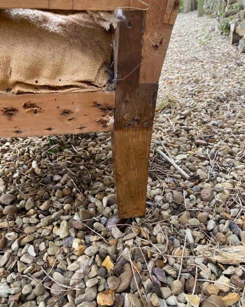 A LARGE SCALE CARVED OAK WING CHAIR - ADDITIONAL PHOTO 4