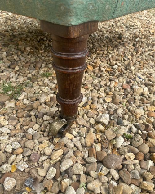 A VICTORIAN ARMCHAIR - ADDITIONAL PHOTO 4