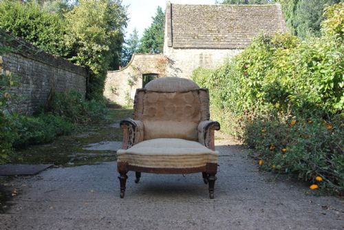 A VICTORIAN ARMCHAIR ON MAHOGANY RIEDED LEGS - ADDITIONAL PHOTO 2