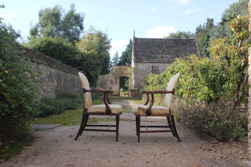 A PAIR OF 18TH CENTURY CHAIRS - ADDITIONAL PHOTO 2