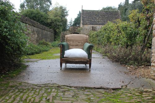 A DEEP SEATED ARMCHAIR - ADDITIONAL PHOTO 1