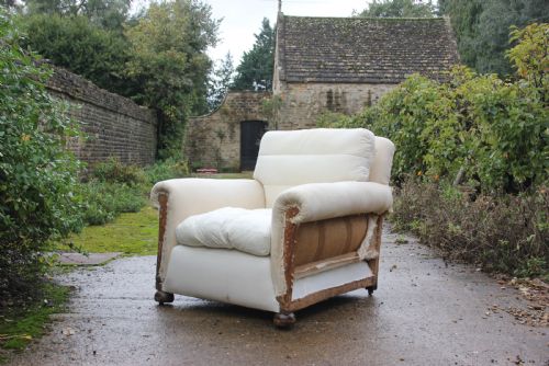 a massive 1930 armchair - CATEGORY: ANTIQUE CHAIRS - DATED 1930