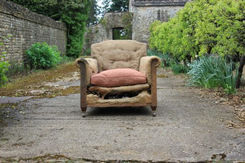 A 1930 DEEP SEATED ARMCHAIR - ADDITIONAL PHOTO 2