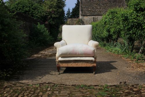 A DEEP SEATED ARMCHAIR - ADDITIONAL PHOTO 1