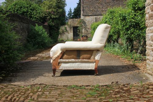 A DEEP SEATED ARMCHAIR - ADDITIONAL PHOTO 2