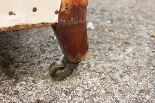 A DEEP SEATED ARMCHAIR - ADDITIONAL PHOTO 4