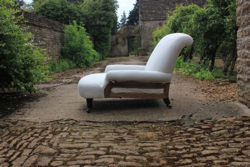 A DEEP SEATED CLUB CHAIR - ADDITIONAL PHOTO 1