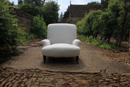 A DEEP SEATED CLUB CHAIR - ADDITIONAL PHOTO 2