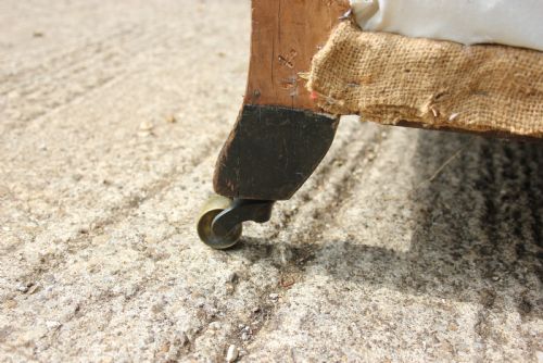 A DEEP SEATED CLUB CHAIR - ADDITIONAL PHOTO 4