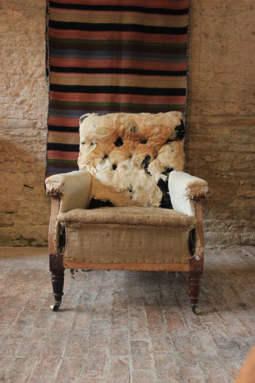 A GOOD QUALITY FLAT ARMCHAIR - ADDITIONAL PHOTO 1