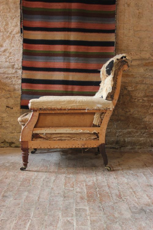 A GOOD QUALITY FLAT ARMCHAIR - ADDITIONAL PHOTO 3