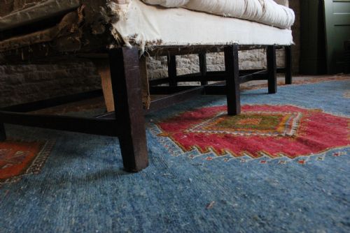 ALL ORIGINAL 18TH CENTURY CAMELBACK SOFA - ADDITIONAL PHOTO 4