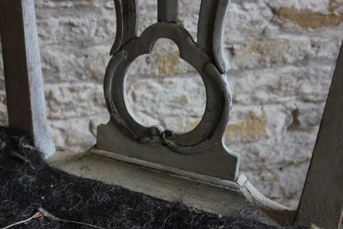 A PAIR OF 18TH CENTURY PAINTED HALL CHAIRS - ADDITIONAL PHOTO 2