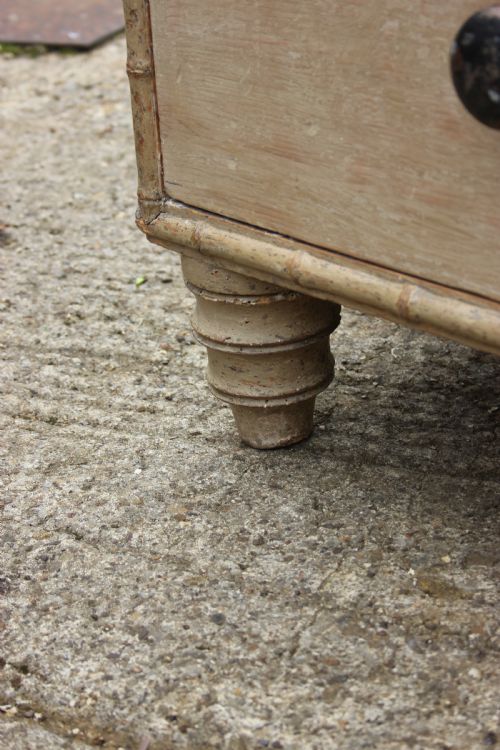 AN EARLY 19TH CENTURY CHEST OF DRAWERS - ADDITIONAL PHOTO 1