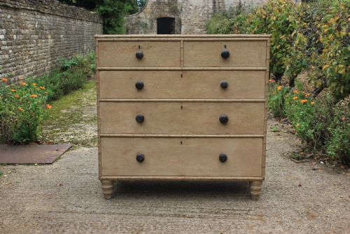 AN EARLY 19TH CENTURY CHEST OF DRAWERS - ADDITIONAL PHOTO 3