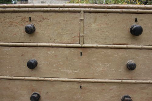 AN EARLY 19TH CENTURY CHEST OF DRAWERS - ADDITIONAL PHOTO 4