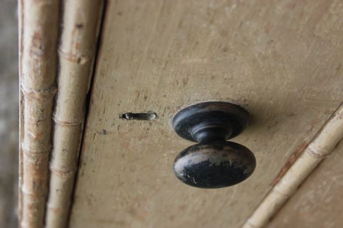 AN EARLY 19TH CENTURY CHEST OF DRAWERS - ADDITIONAL PHOTO 5