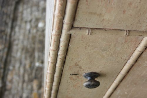 AN EARLY 19TH CENTURY CHEST OF DRAWERS - ADDITIONAL PHOTO 7