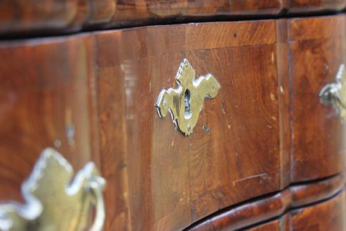 AN 18TH CENTURY DUTCH ELM CHEST OF DRAWERS - ADDITIONAL PHOTO 2