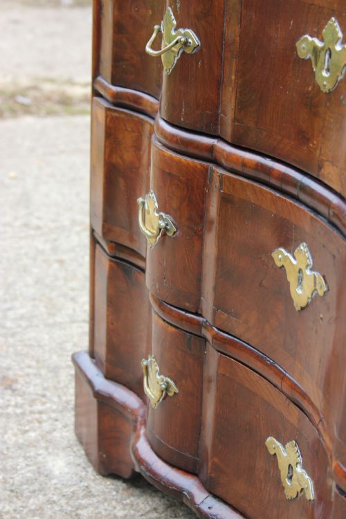 AN 18TH CENTURY DUTCH ELM CHEST OF DRAWERS - ADDITIONAL PHOTO 6