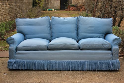 A COUNTRY HOUSE SOFA - ADDITIONAL PHOTO 3