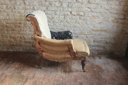 A DEEP SEATED ARMCHAIR - ADDITIONAL PHOTO 1