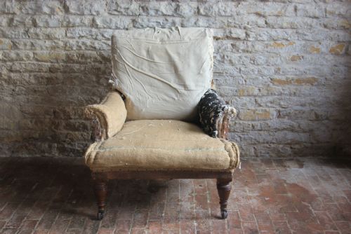 A DEEP SEATED ARMCHAIR - ADDITIONAL PHOTO 2