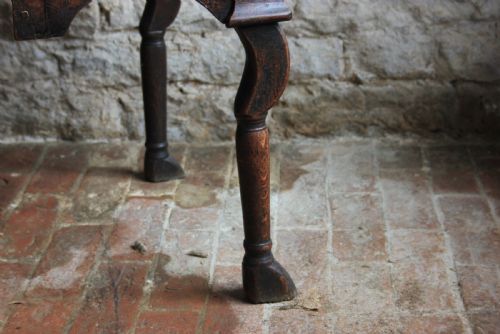 AN UNUSUAL 18TH CENTURY OAK LOWBOY - ADDITIONAL PHOTO 4