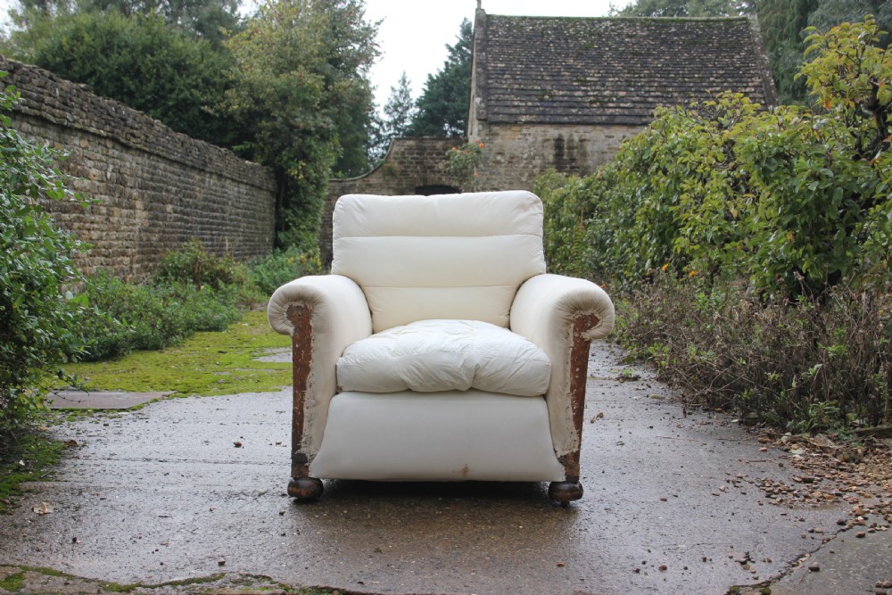 A massive 1930 armchair  View IV