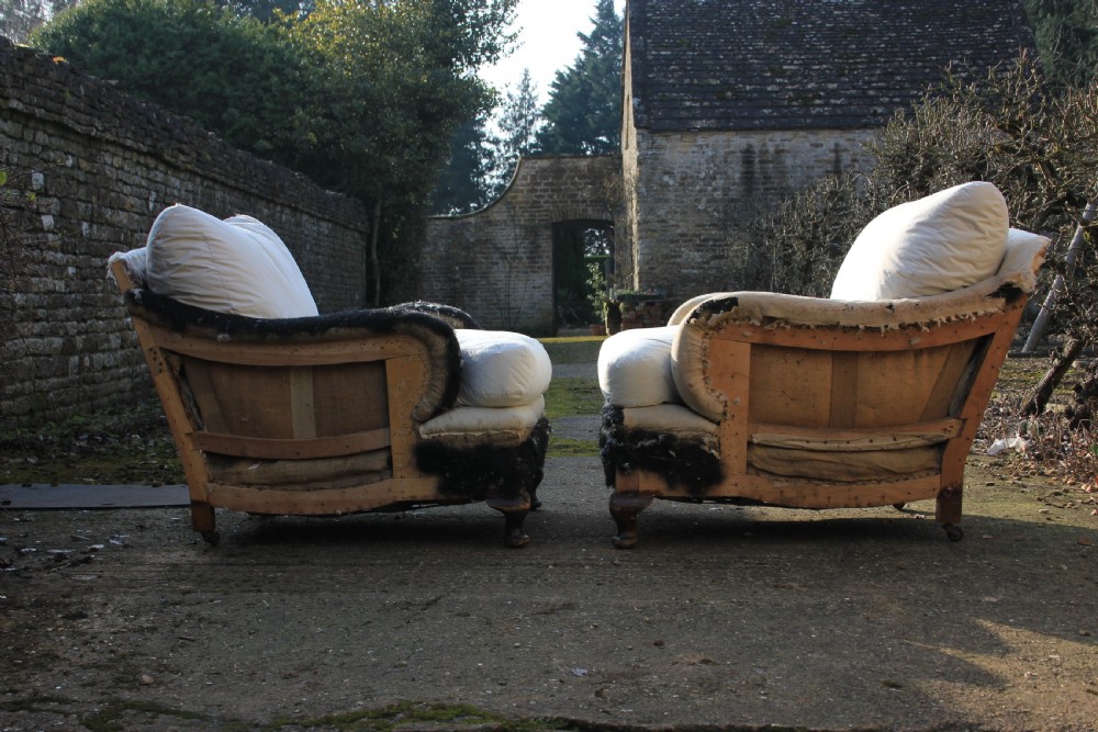 A pair of country house armchairs View VI