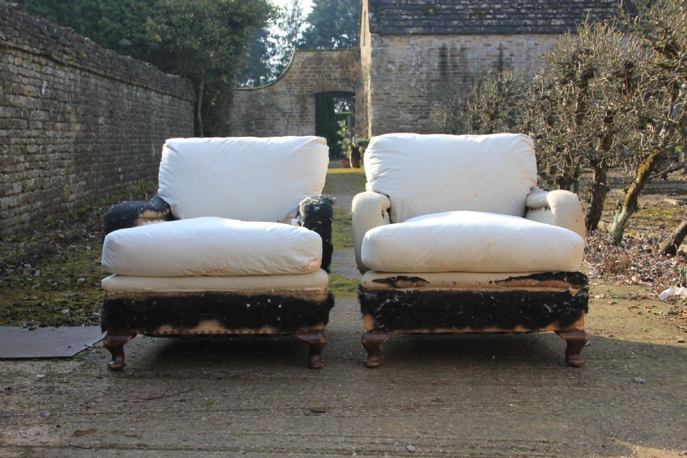A pair of country house armchairs View II