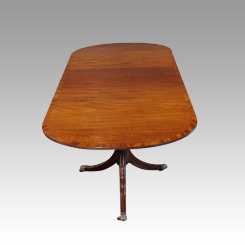 fig 3. George V mahogany pedestal dining table