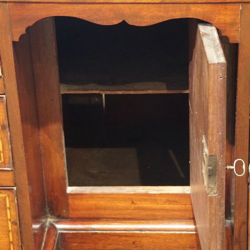 fig 1. George III inlaid kneehole