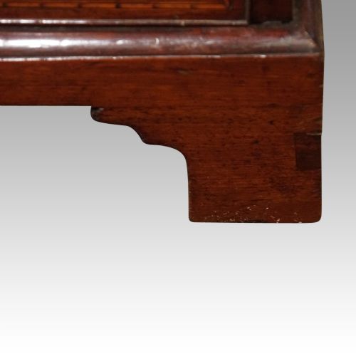 fig 10. George III inlaid kneehole