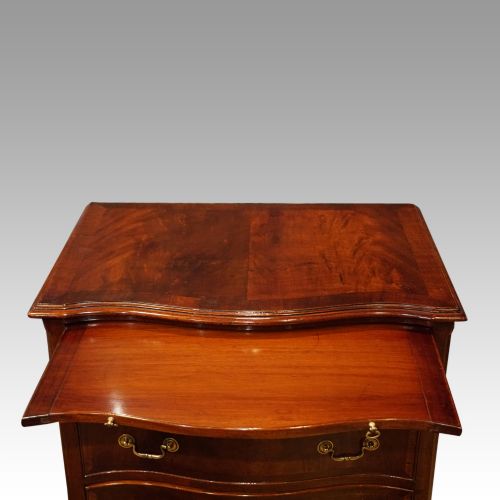 fig 5. 1930’s small serpentine chest