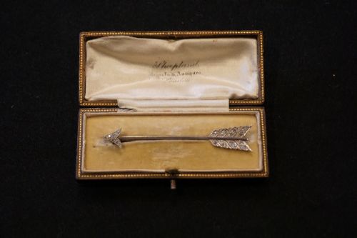 fig 2. Platinum and diamond arrow broach