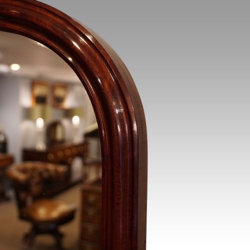 fig 2. Victorian mahogany Queen dressing table