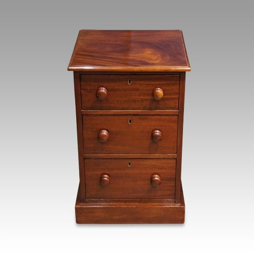fig 3. Pair of Victorian mahogany bedside chests