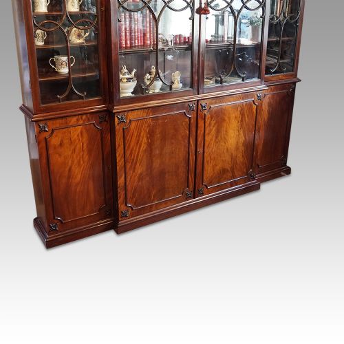 fig 1. George III mahogany breakfront bookcase