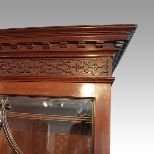 fig 3. George III mahogany breakfront bookcase